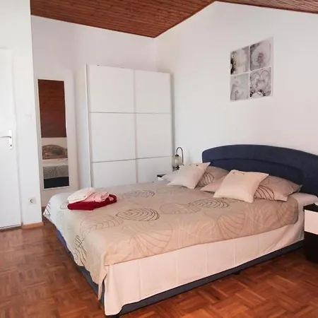 Vatrogasac- Two Bedroom With Balcony And Sea View Sveti Filip i Jakov